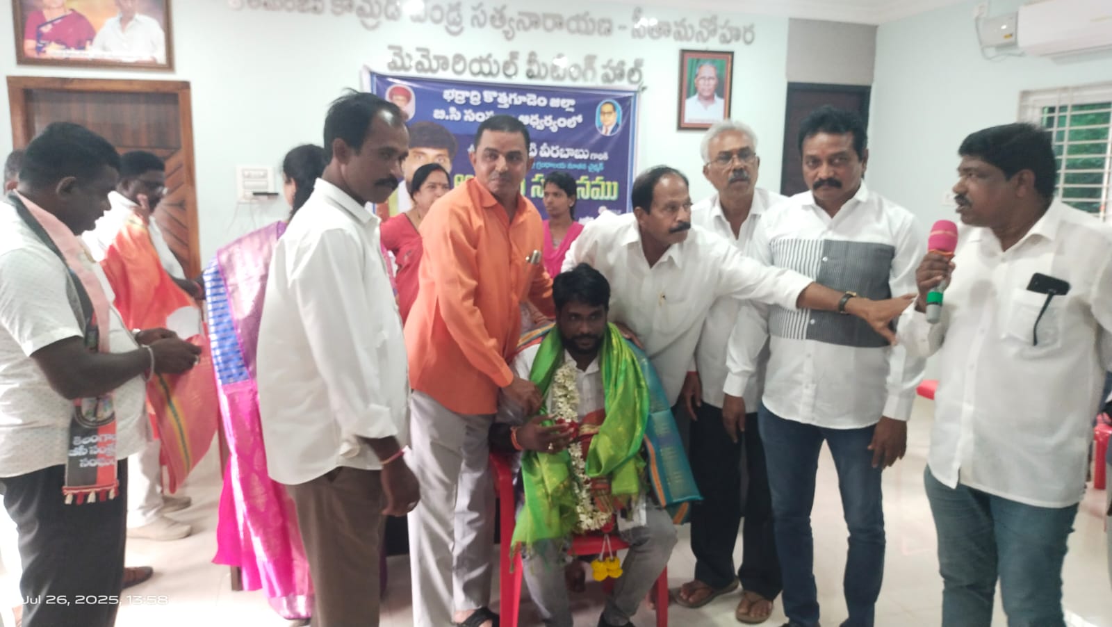 భద్రాద్రి జిల్లా గ్రంథాలయ చైర్మన్ పసుపులేటి వీరబాబుని ఘనంగా సన్మానించిన