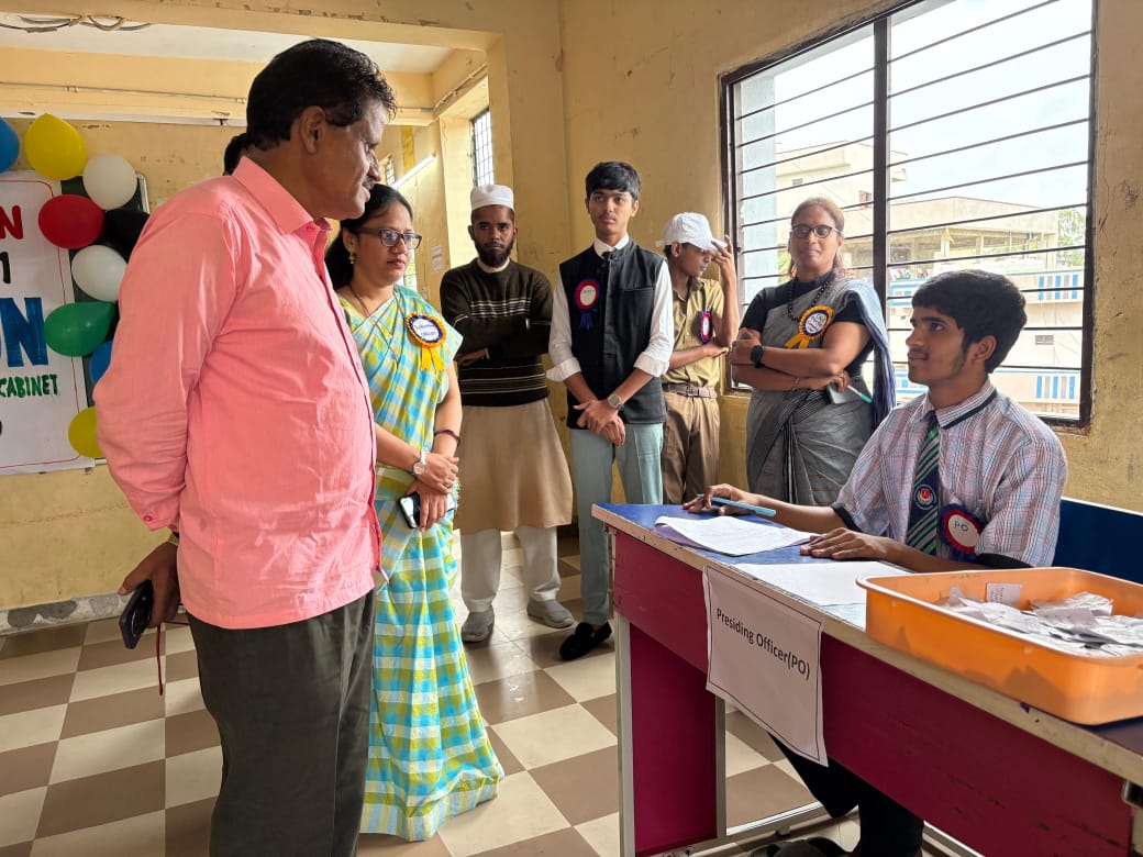 నర్సాపూర్ మైనారిటీ గురుకుల పాఠశాలలో మాక్ ఎన్నికలు