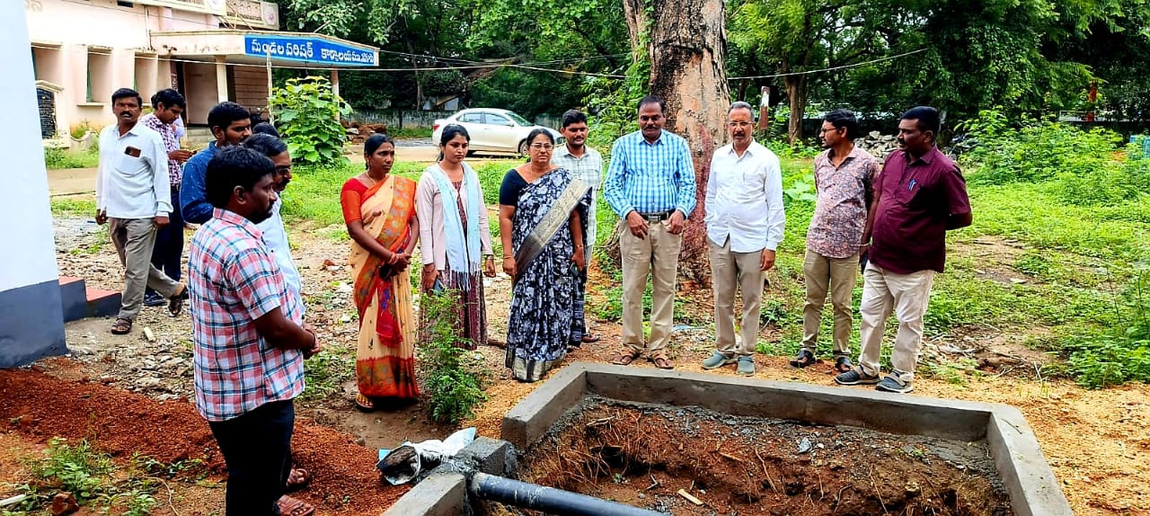 నీరు వృధా కాకుండా ఇంకుడు గుంతలు ఏర్పాటు చేసుకోవాలి : మండల స్పెషల్ ఆఫీసర్