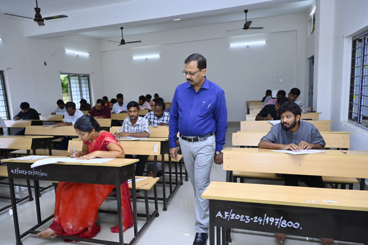జీ.పీ.ఓ, లైసెన్స్డ్ సర్వేయర్ పరీక్షా కేంద్రాలను తనిఖీ చేసిన కలెక్టర్..!