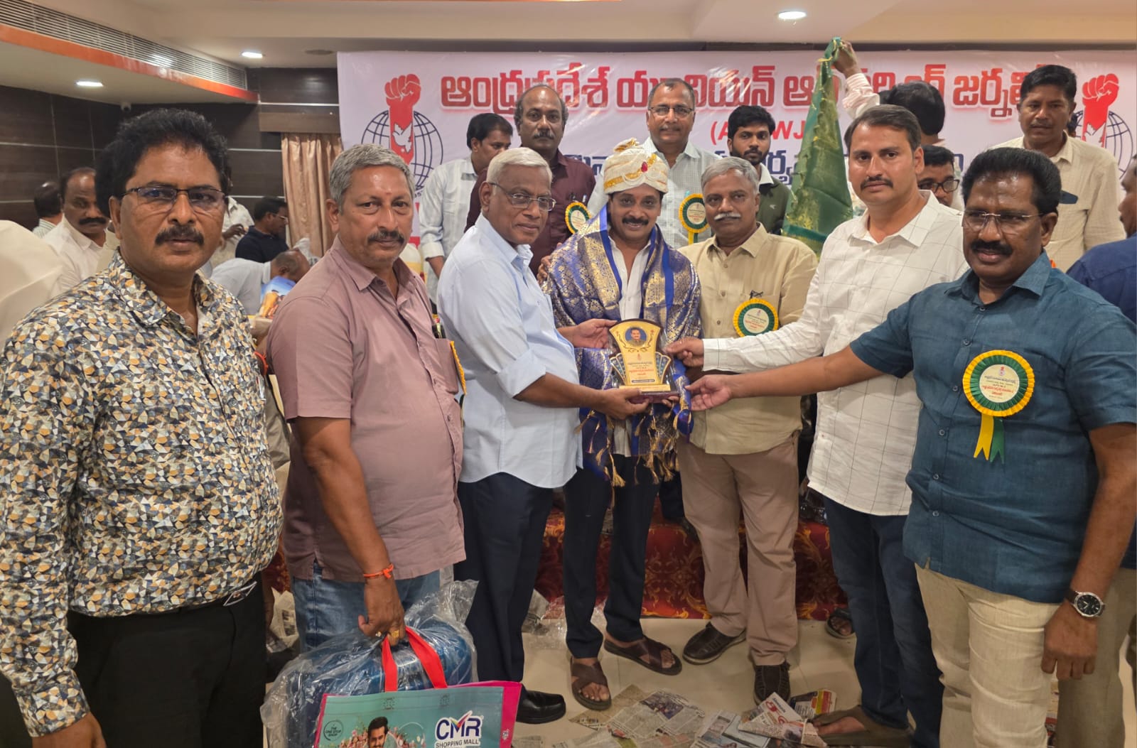 ఏలూరు సమావేశంలో పాల్గొన్న యూడబ్ల్యూజే రాష్ట్ర కార్యవర్గ సభ్యులు మండేల బాబీ తదితరులు…