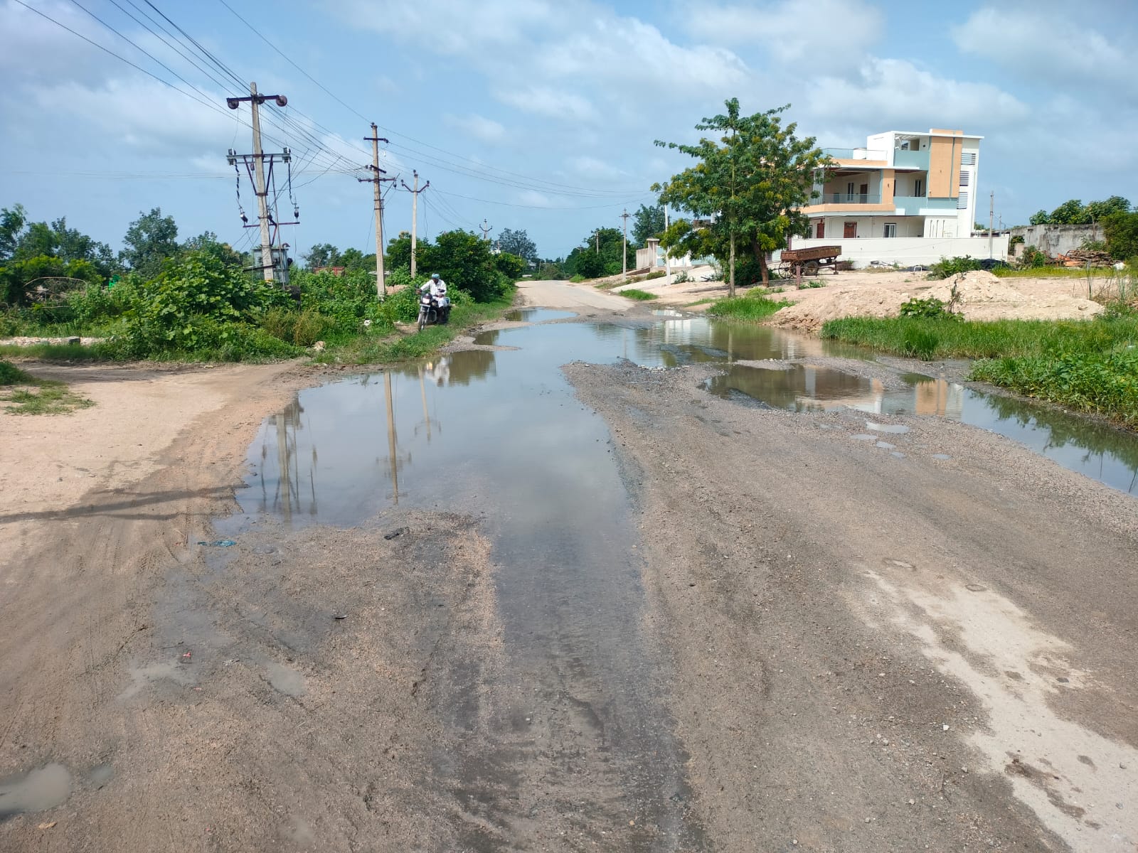 గుమ్మిర్యాలగ్రామములో రోడ్డుపైన ఊట బావి కాదు-గుంతలు ఏర్పడి నిల్చిన నీరు