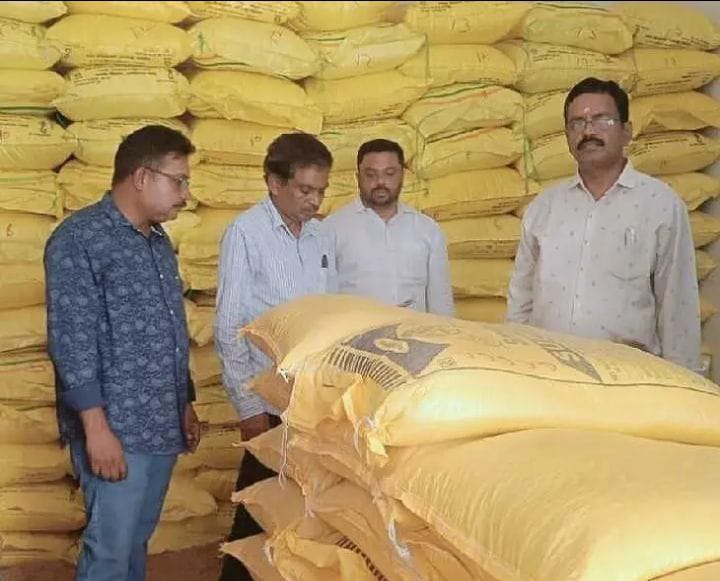 విజయనగరంలో 21.55 మెట్రిక్‌ టన్నుల ఎరువులు సీజ్‌