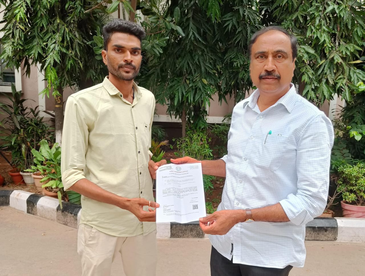 2లక్షల 50వేల రూపాయల ఎల్ ఓ సీ అందజేసిన ఎమ్మెల్యే డా.సంజయ్ కుమార్