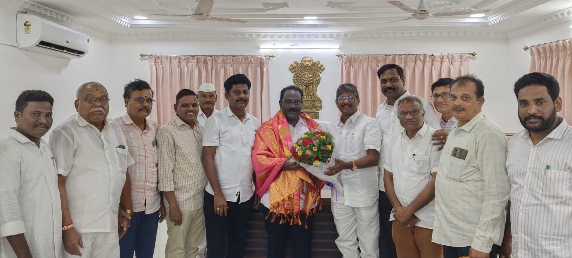 జిల్లా కలెక్టర్ మర్యాదపూర్వకంగా కలిసినఏపీ జేఏసీ రాష్ట్ర అధ్యక్షుడు బొప్పరాజు