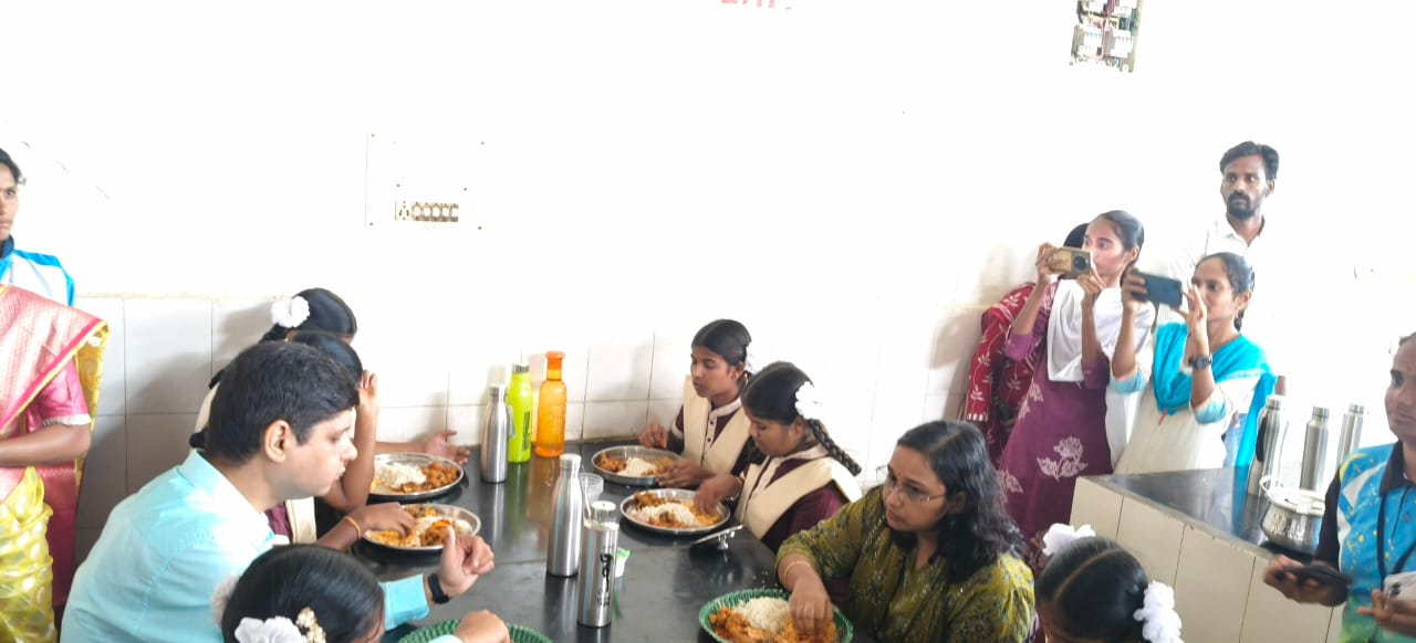 సోషల్ వెల్ఫేర్ రెసిడెన్షియల్ స్కూల్ ను సందర్శించి తక్షణమే సమస్యలను పరిష్కరించిన జిల్లా కలెక్టర్ ……