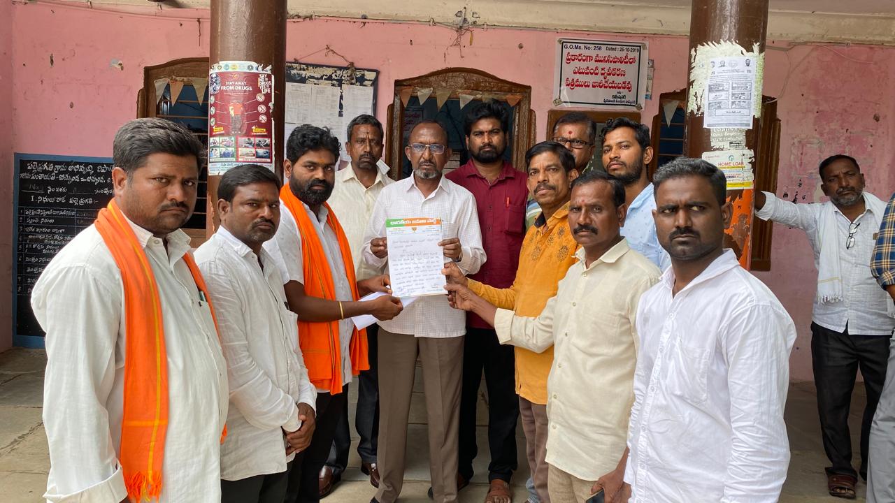 వీధి కుక్కల సమస్యను తీర్చాలని మున్సిపల్ అధికారికి వినతి పత్రం…