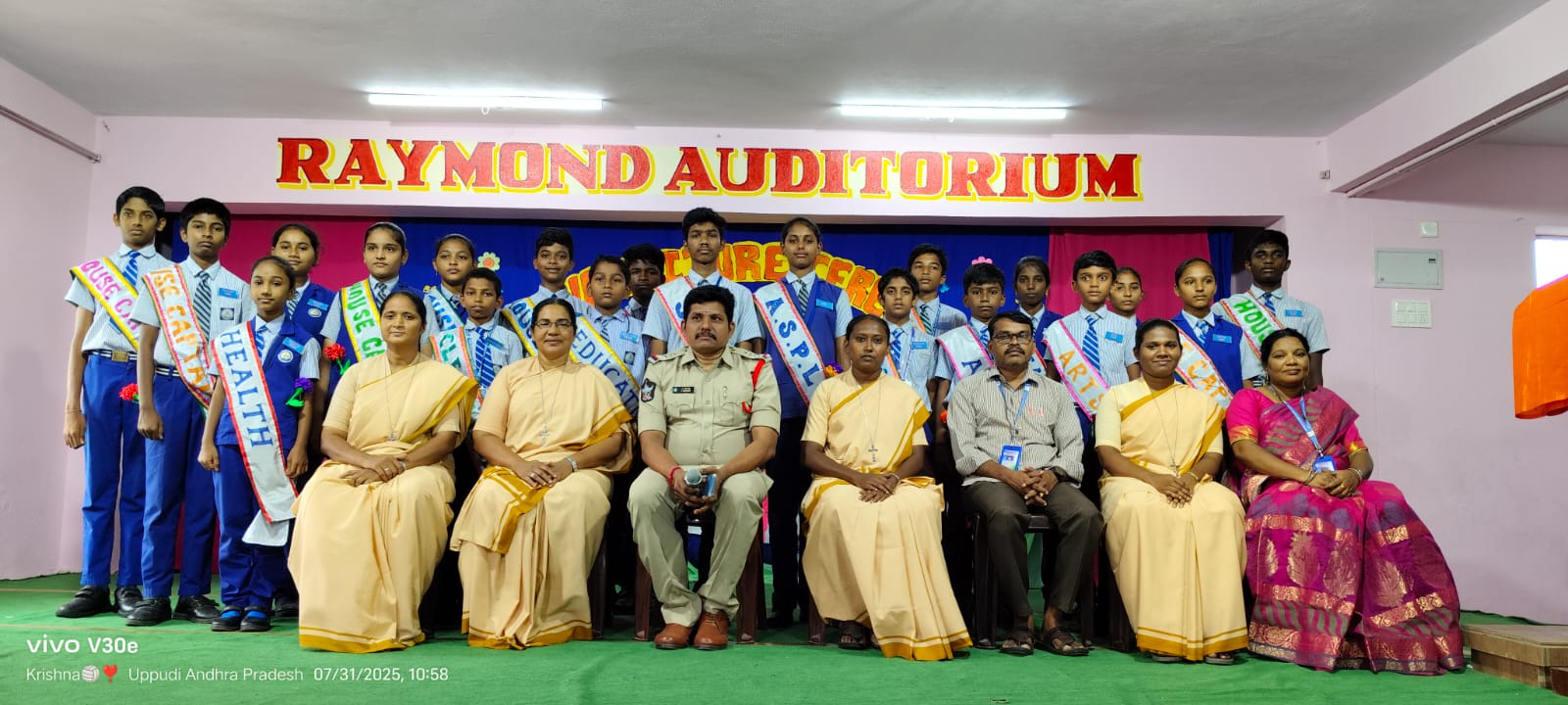 డ్రగ్స్ కు సెల్ ఫోన్ కి బారిన పడవద్దు ఉజ్వల భవిష్యత్తు కోసం అడిగిన వేయండి ఎస్సై ఐ అవినాష్