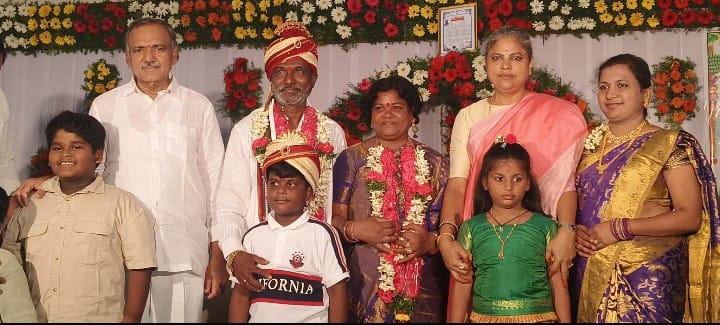 .పదవి విరమణ చేసిన వ్యక్తి శుభాకాంక్షలు తెలిపిన గండ్ర దంపతులు…!