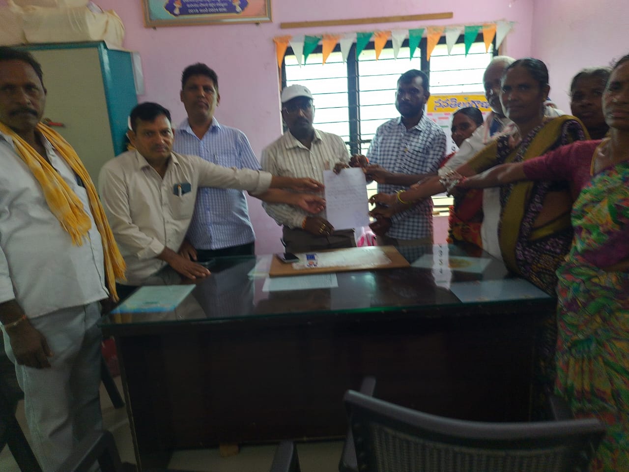 ఇందిరమ్మ ఇండ్ల కోసం వినతిపత్రం