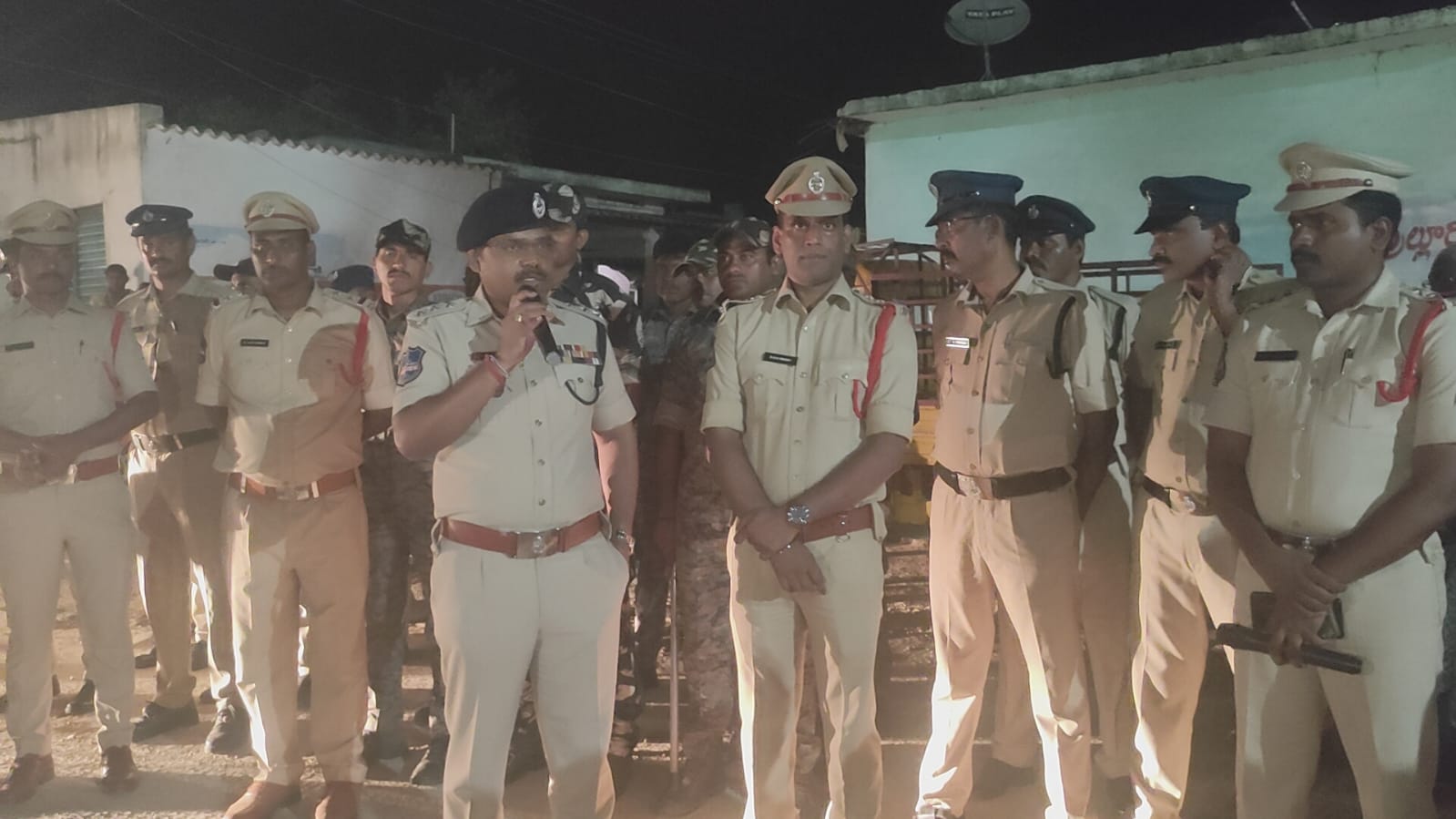 నడిగూడెం లో కార్డెన్ అండ్ సర్చ్