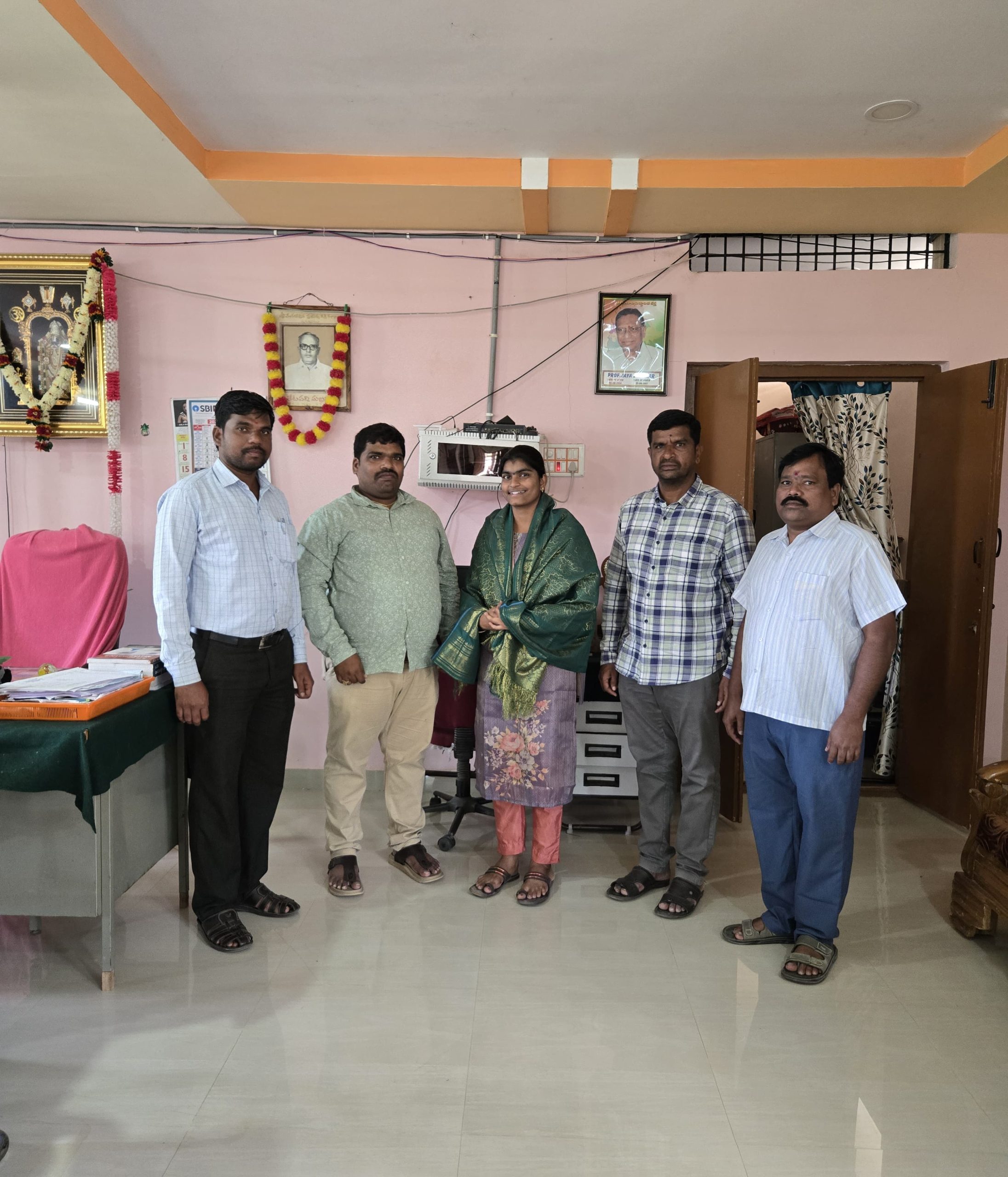 పిహెచ్. డి. ఎంట్రెన్స్ టెస్ట్ లో పాలెం పూర్వ విద్యార్థినికి  మొదటి ర్యాంక్ కైవసం అభినందించిన ప్రిన్సిపల్ డాక్టర్ పి రాములు