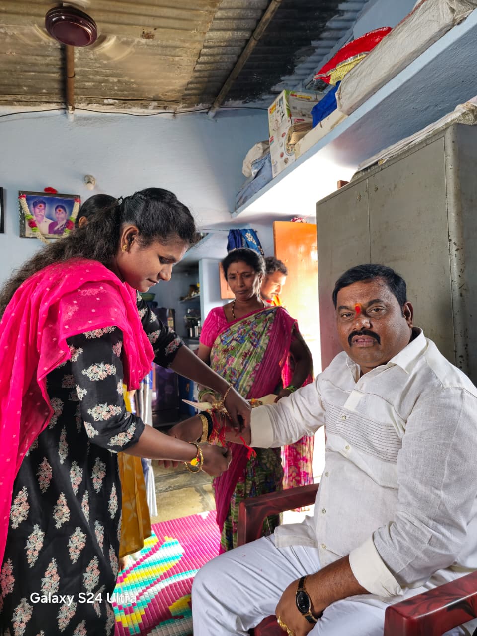 ఇంటింటికి స్వీట్ బాక్సుల పంపిణీ