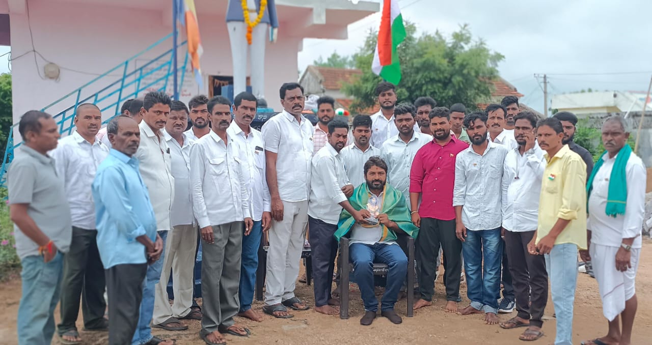 మూడ్ దయానంద్ ను సన్మానించిన యువజన సంఘాల సభ్యులు