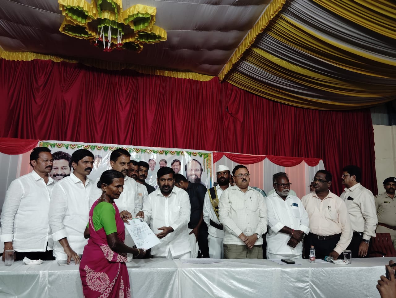 నూతన రేషన్ కార్డు ఇందిరమ్మ ఇండ్లు  పంపిణీ కార్యక్రమం  పేదల కళ్ళల్లో వెలుగు చూడాలన్నదే కాంగ్రెస్ ప్రభుత్వ ద్వేయం… పటేల్ రమేష్ రెడ్డి