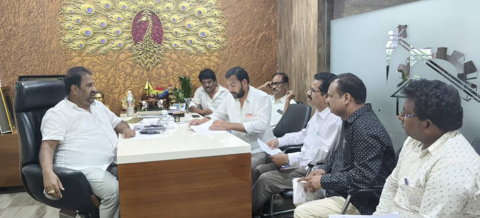 శాసనసభ్యులు కార్యాలయంలోగోదావరి పుష్కరాలపై సమీక్ష