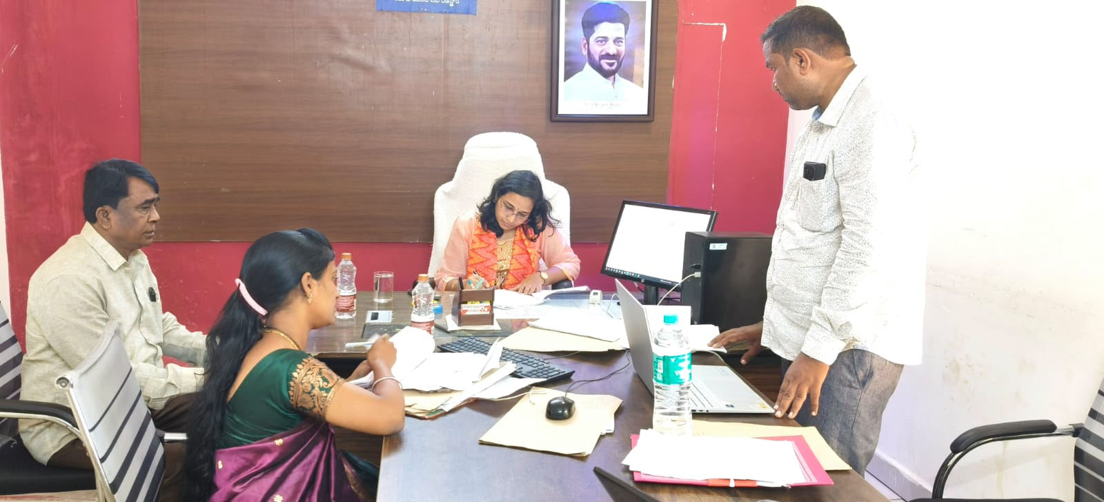 భూ భారతి దరఖాస్తులను పరిశీలించిన సబ్ కలెక్టర్…..