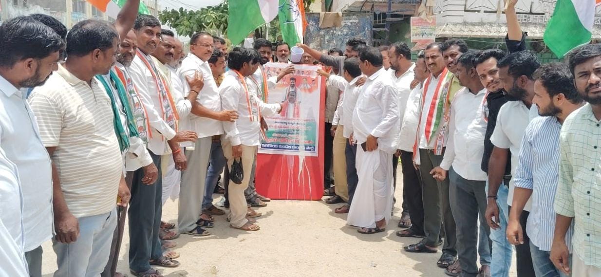 ఎమ్మెల్యేకు ముఖ్యమంత్రికి పాలాభిషేకం..!