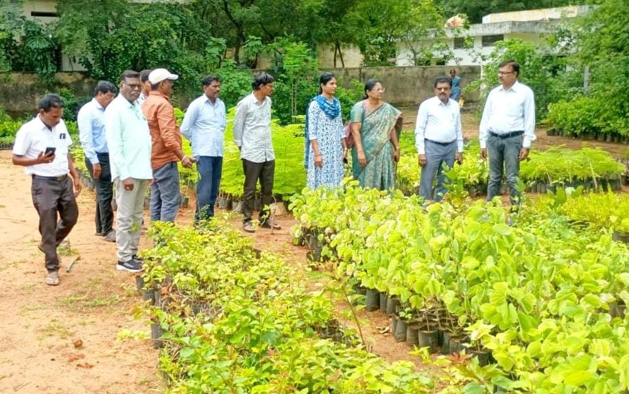 లక్ష్యం మేరకు మొక్కలు నాటాలి:డిపిఓ యాదగిరి.