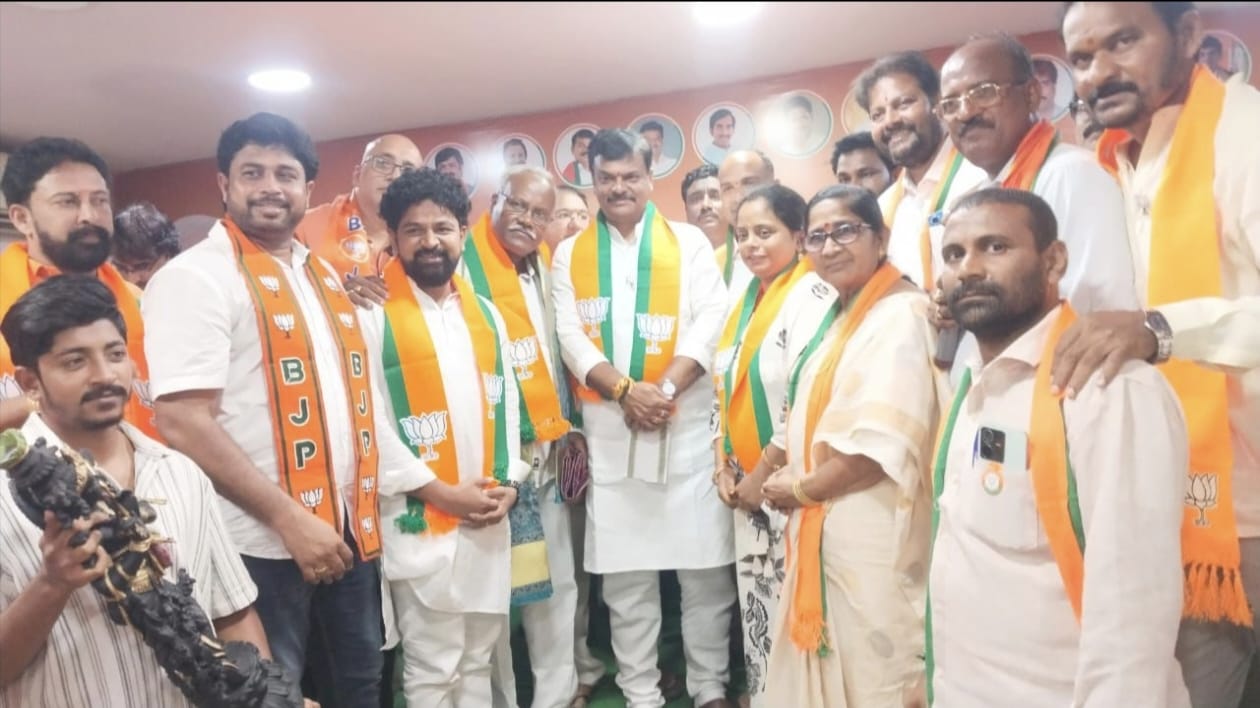 వైసీపీని వీడి బిజెపిలో చేరిన పలక రవి