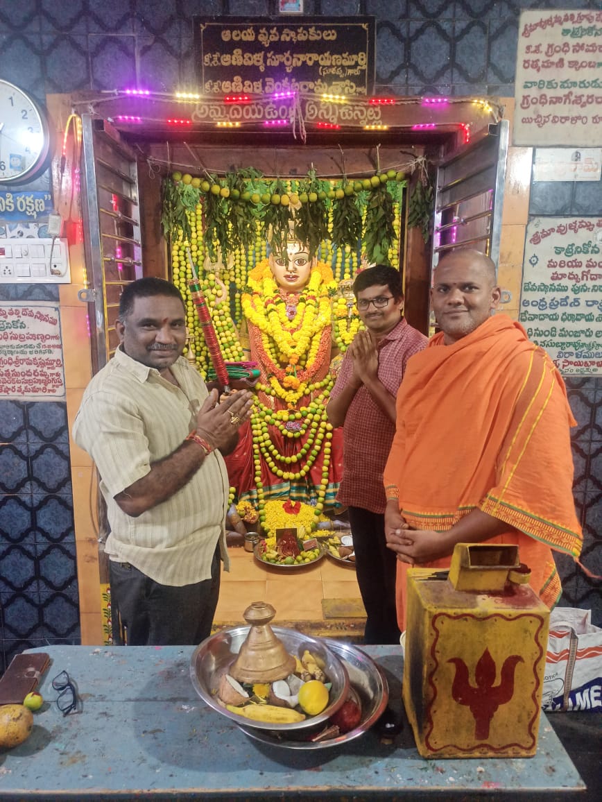 కాట్రేనికోన శ్రీ మావుళ్ళమ్మ తల్లి అమ్మవారికి నిమ్మకాయల అలంకరణ.