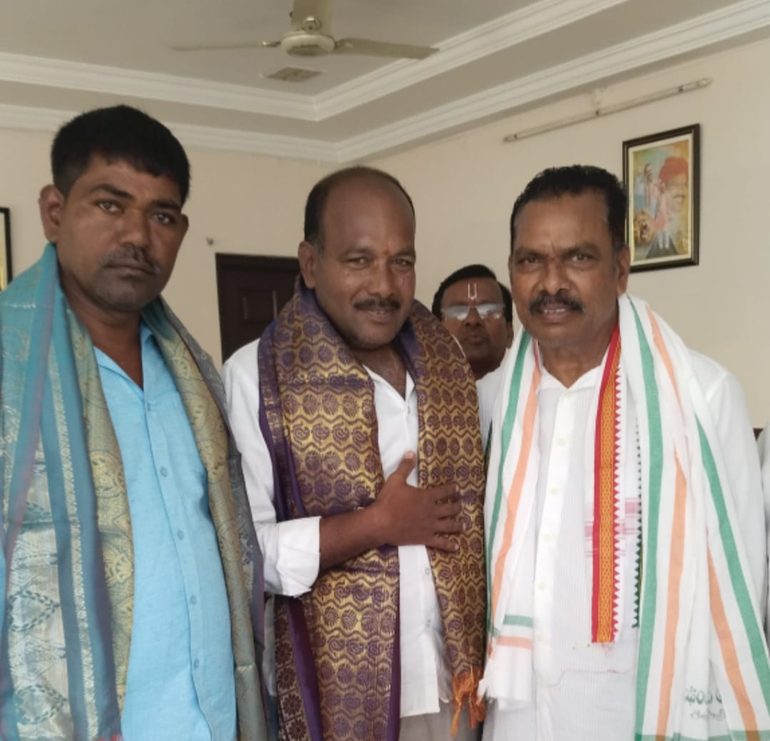 ప్రజలకు ప్రభుత్వానికి వారదులు జర్నలిస్టులు — మాజీ ఎమ్మెల్యే నర్సారెడ్డి