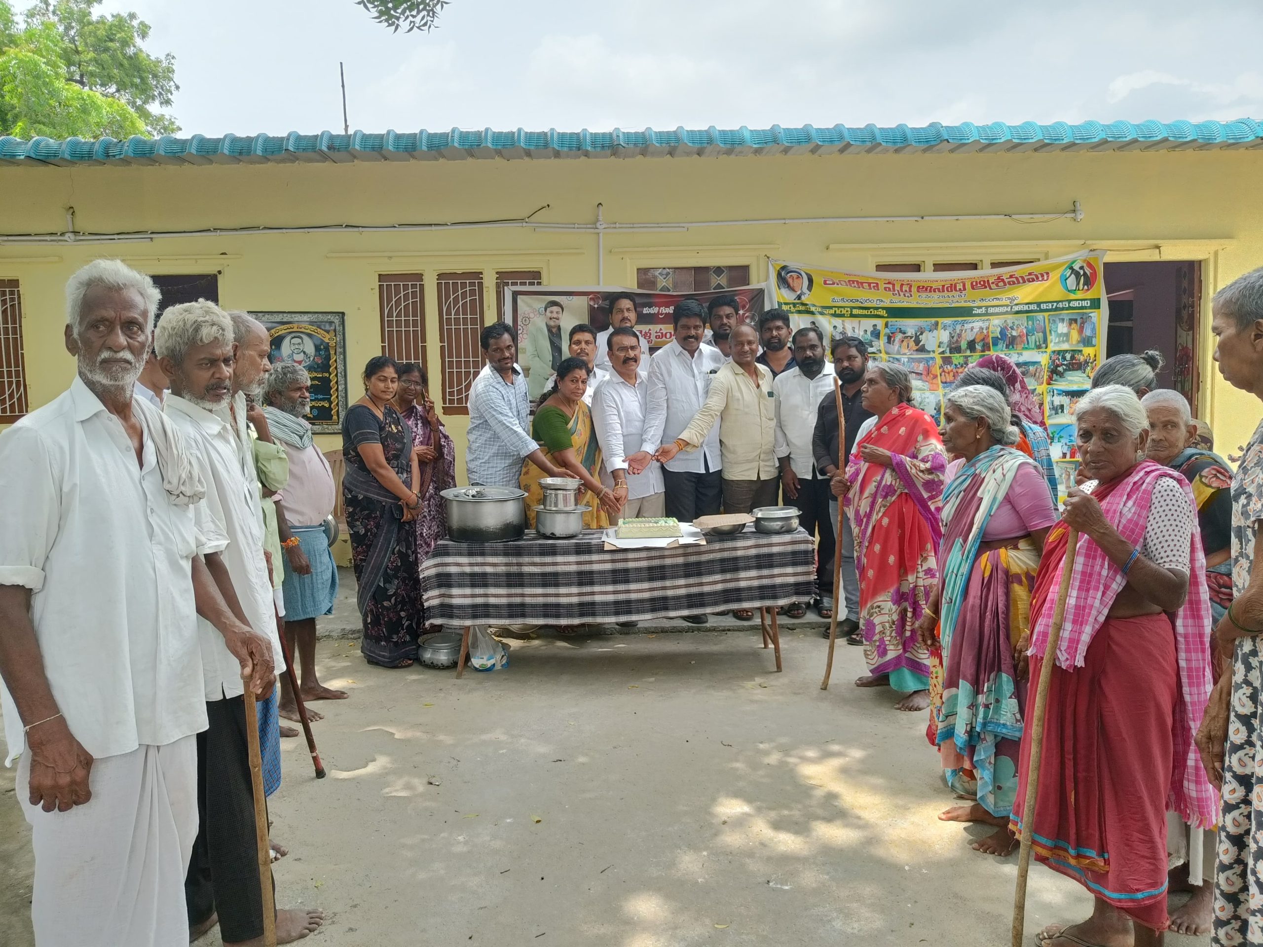 ఇందిరా అనాధ వృద్ధాశ్రమంలో మహా న్యూస్ ఎండీ మారెళ్ల వంశీ కృష్ణ పుట్టినరోజు వేడుకలు