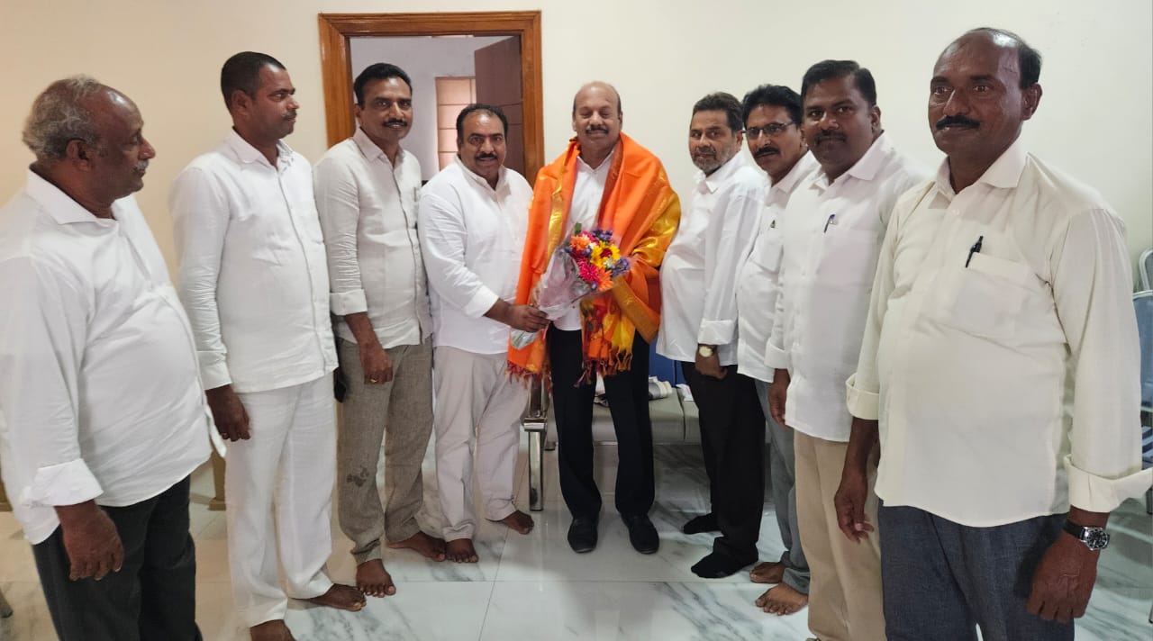 రాజ్యసభ సభ్యులు మేడా రఘునాధ్ రెడ్డి ని మర్యాద పూర్వకంగా కలిసిన కువైట్ వై.యస్.కాంగ్రెస్ పార్టీ కమిటీ సభ్యులు.