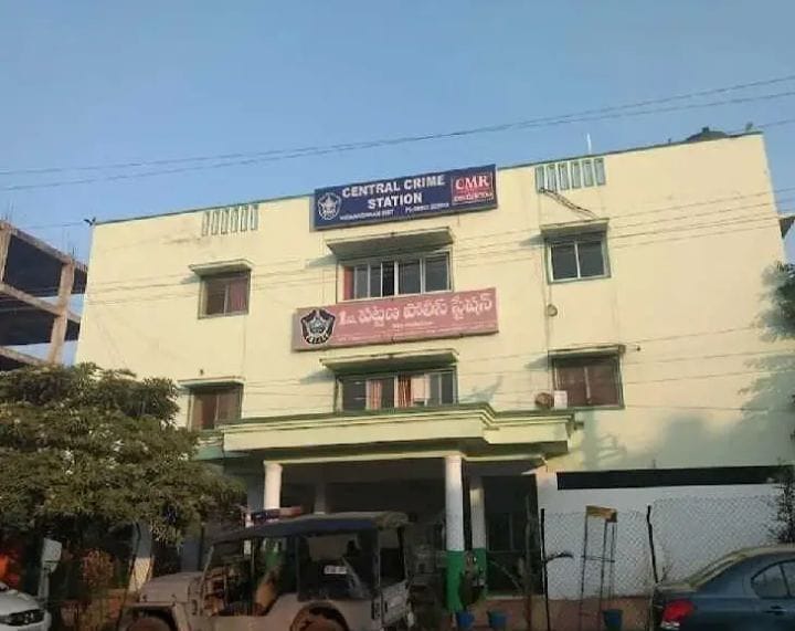 సర్పంచ్‌తో వివాహేతర సంబంధం… రెడ్‌ హ్యాండెడ్‌గా పట్టుకున్న భర్త