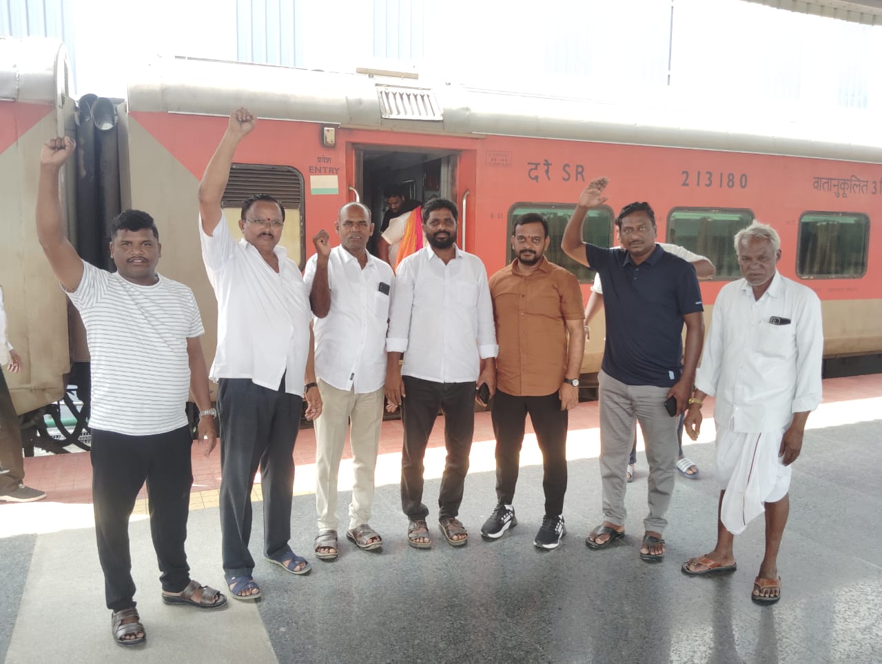 ఢిల్లీ కి తారీలి వెళ్లిన తెలంగాణ కాంగ్రెస్ నాయకులు..!