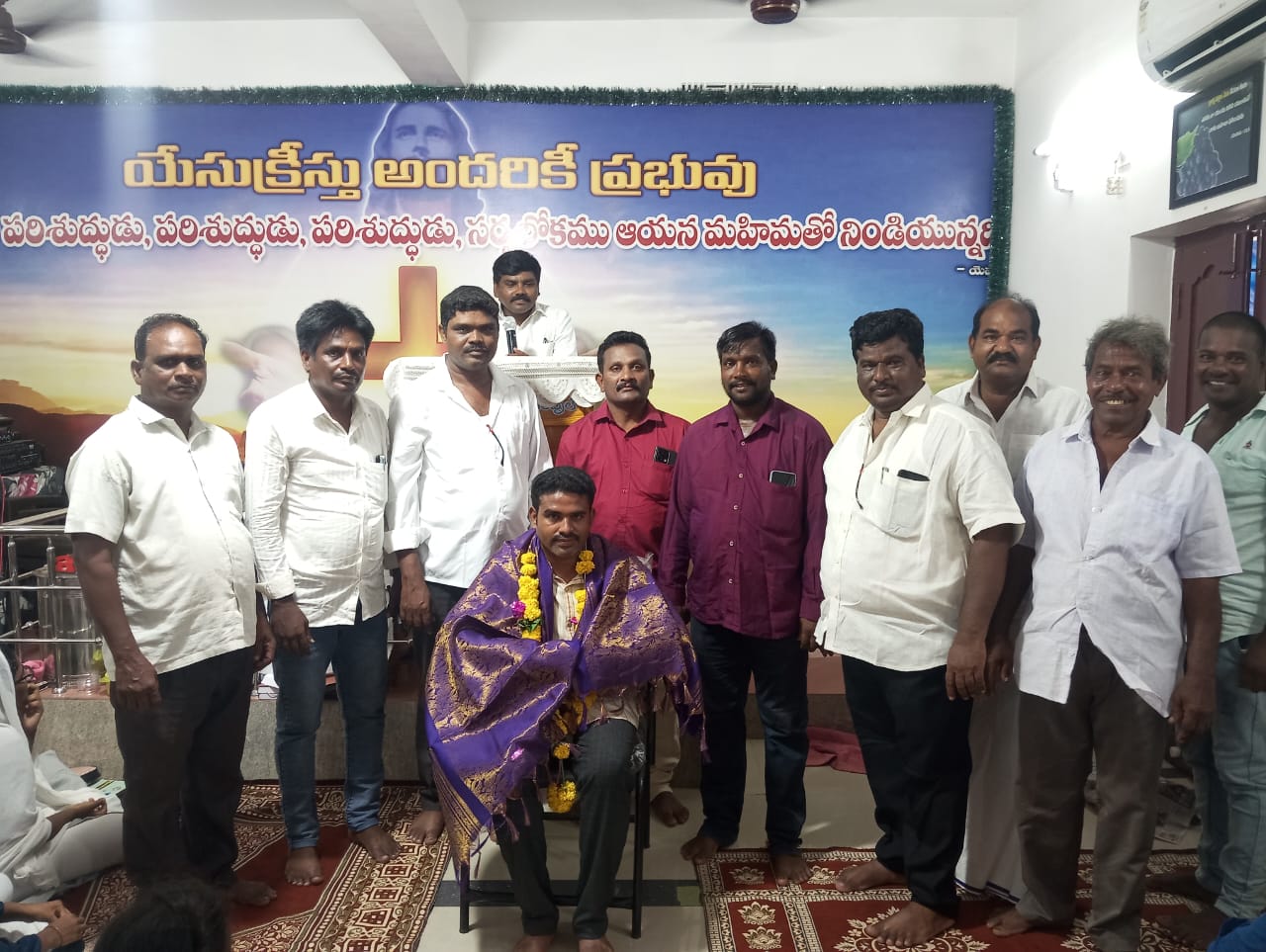 సర్పంచ్ చెల్లి సురేష్ సమక్షంలో వెంట్రు సుధీర్ ని దుశ్శలువాతో సన్మానించారు