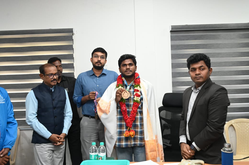 నందలూరు గ్రామ విఆర్ఓ జగదీష్ ను సన్మానించిన జిల్లా కలెక్టర్ శ్రీధర్ చామకూరి.