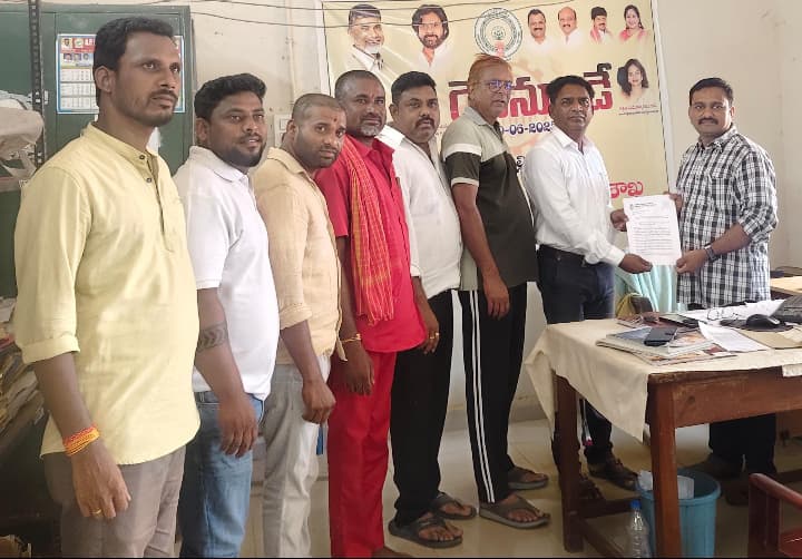 జర్నలిస్టుల సమస్యల పరిష్కారాన్ని కోరుతూ డిటీకి వినతిపత్రం అందజేత
