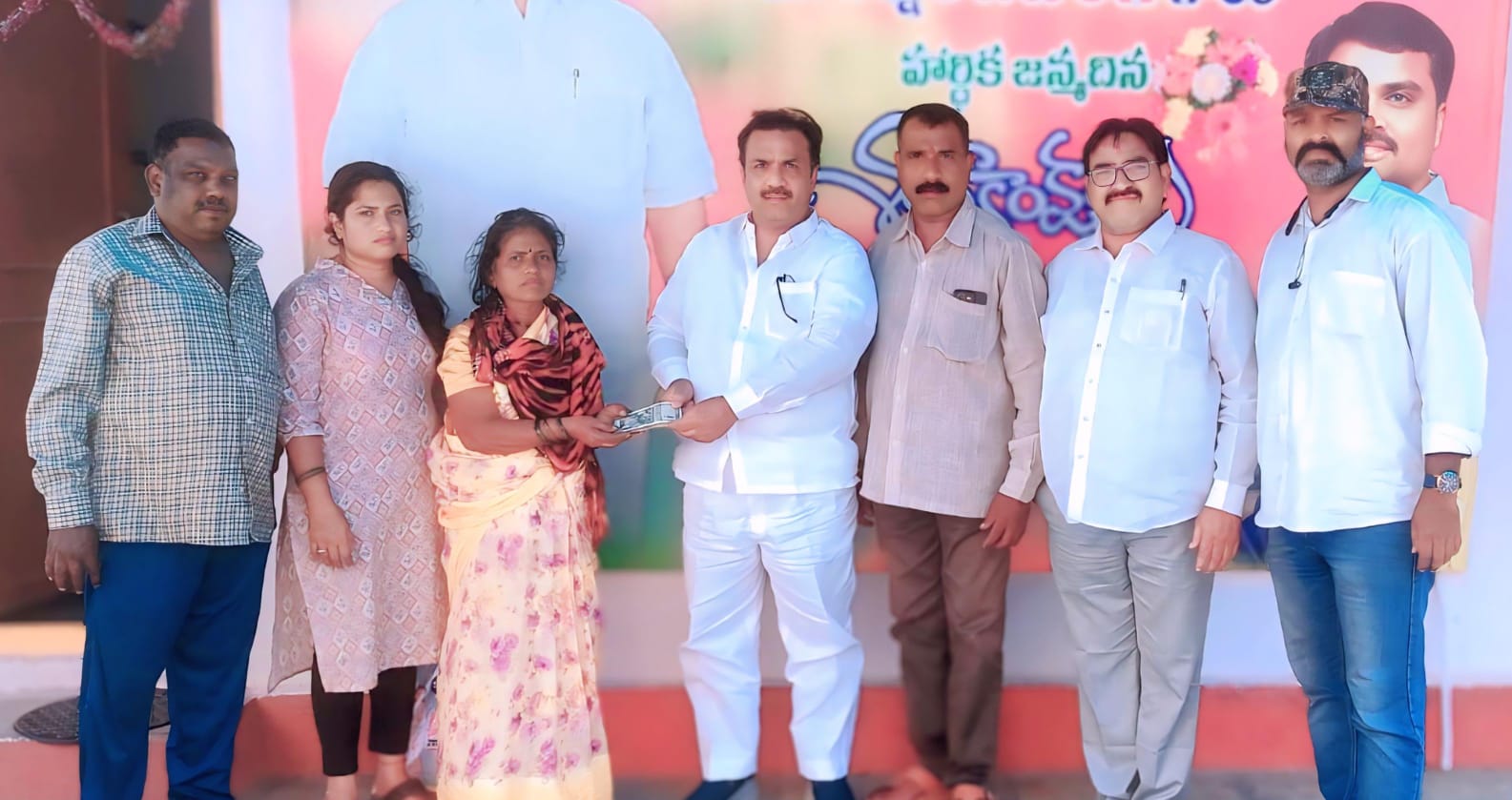 చనిపోయిన సెక్యూరిటీ గార్డ్ కుటుంబానికి నష్టపరిహారం ఇప్పించిన బిఆర్ టియు రాష్ట్ర కార్మిక నాయకుడు శ్రమశక్తి అవార్డు గ్రహీత రవి