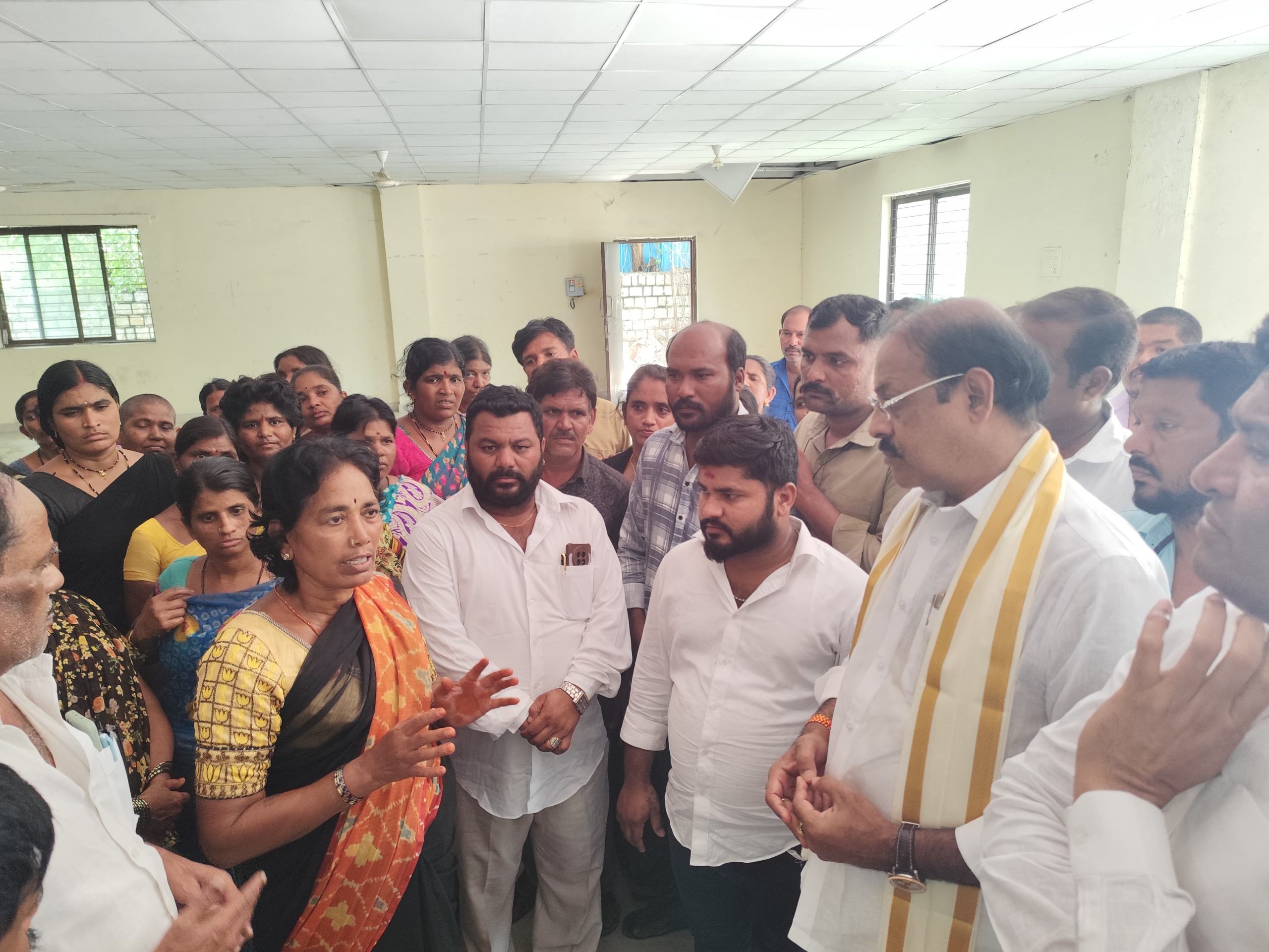 కురిసిన భారీ వర్షానికి లోతట్టు ప్రాంతాలను పరిశీలించిన బండి రమేష్