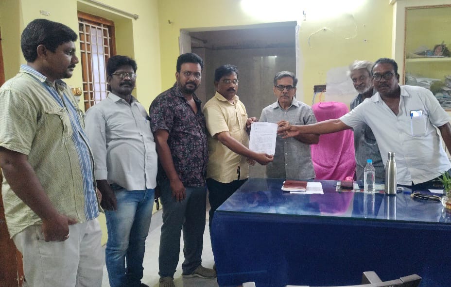 విలేకరుల సమస్యలపై వినతిపత్రం