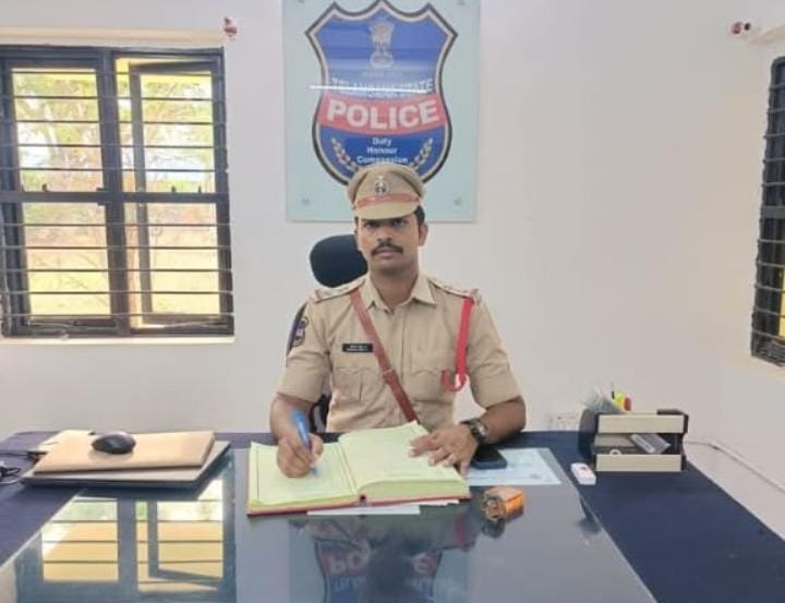 రహదారిపై మరమ్మతులు చేయించిన! హత్నూర ఎస్సై శ్రీధర్ రెడ్డి