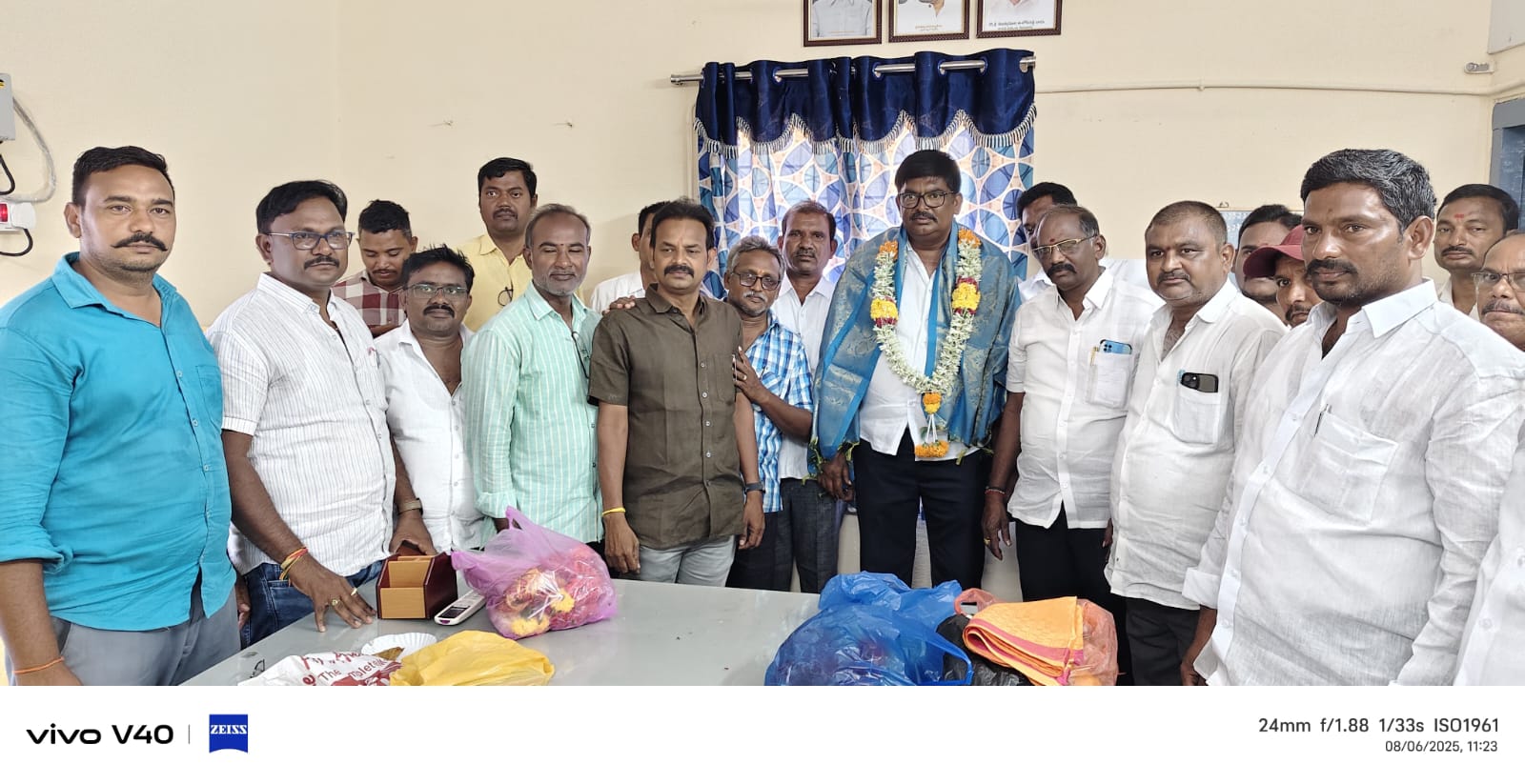 కంభం వ్యవసాయ మార్కెట్ యార్డ్ కమిటీ చైర్మన్ పూనూరు భూపాల్ రెడ్డి కి చిరు సత్కారం.