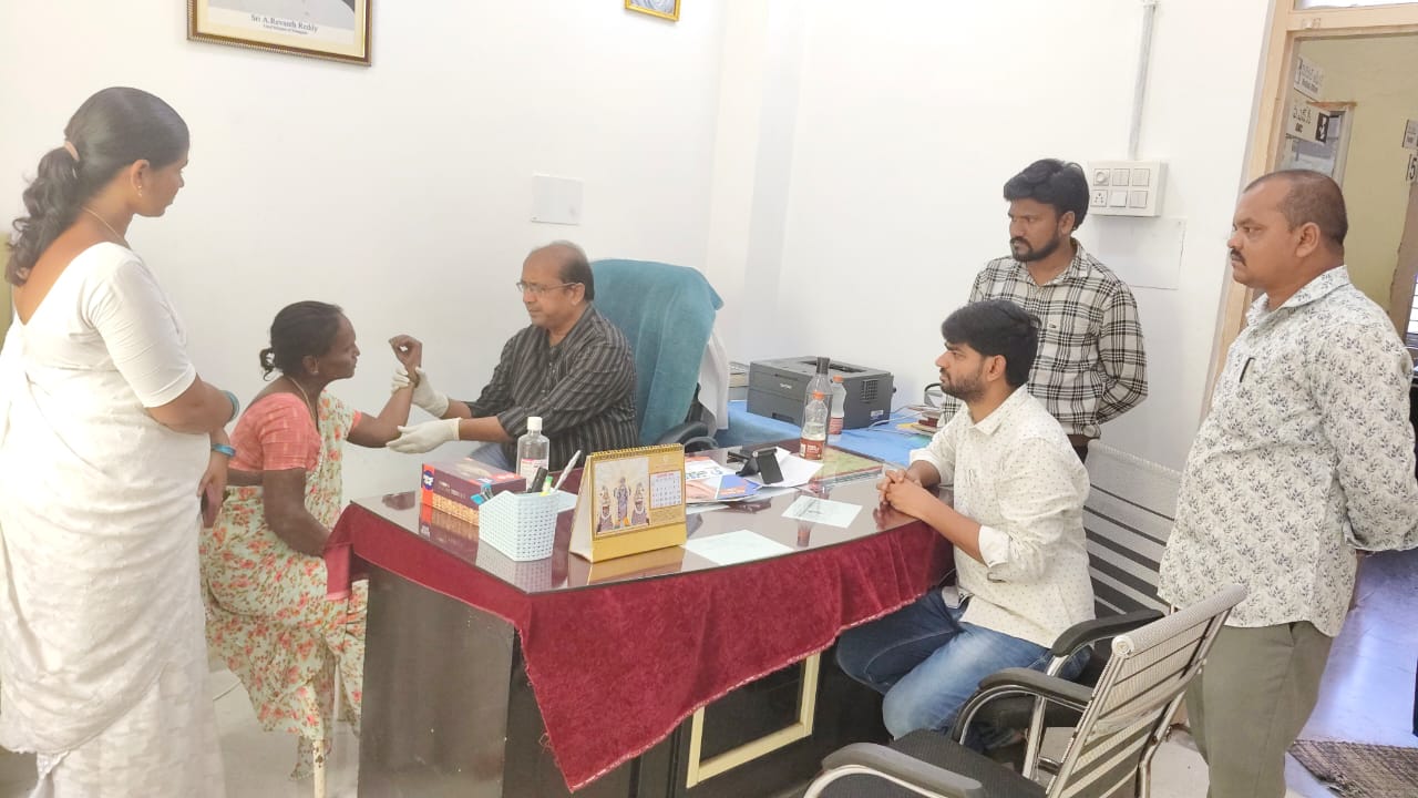 ప్రాథమిక ఆరోగ్య కేంద్రాన్ని ఆకస్మాత్తుగా తనిఖీ చేసిన ఆరోగ్య కేంద్రం అధికారి