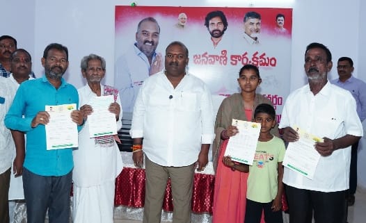 ఐదుగురు బాధితులకు సీఎం రిలీఫ్ ఫండ్ చెక్కులు పంపిణీ