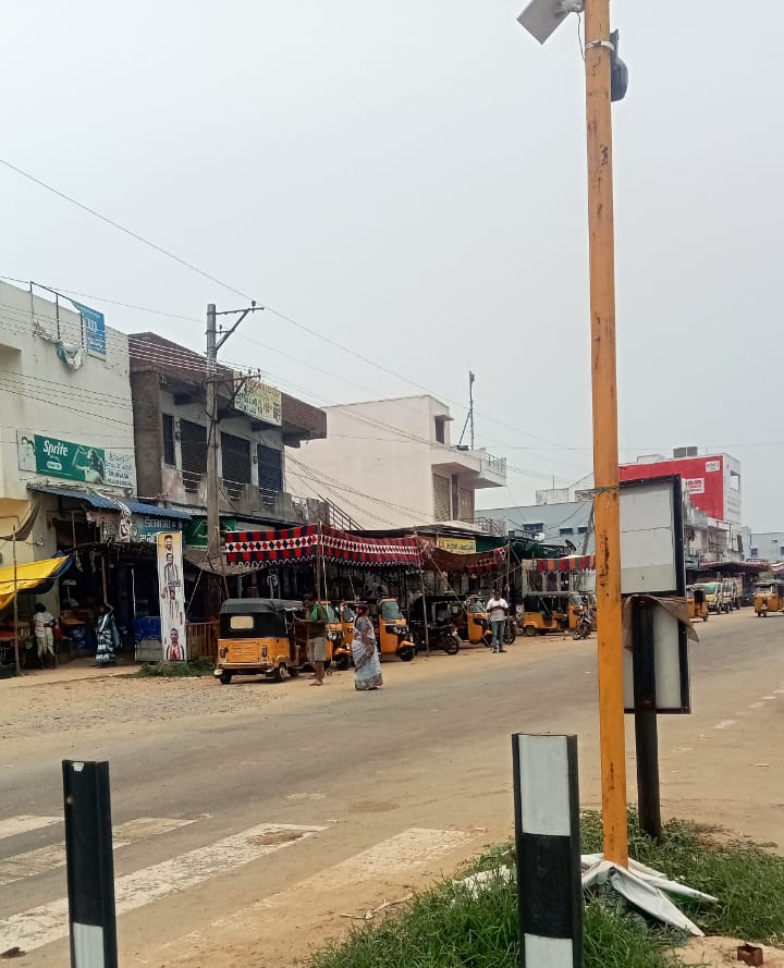 రాఖీ అమ్మకాల పేరుతో రోడ్లపై టెంట్లు ప్రయాణికులకు ఇక్కట్లు