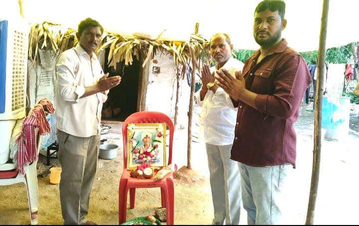 మృతిని కుటుంబాన్ని పరామర్శించిన మాజీ సర్పంచ్ సదయ్య