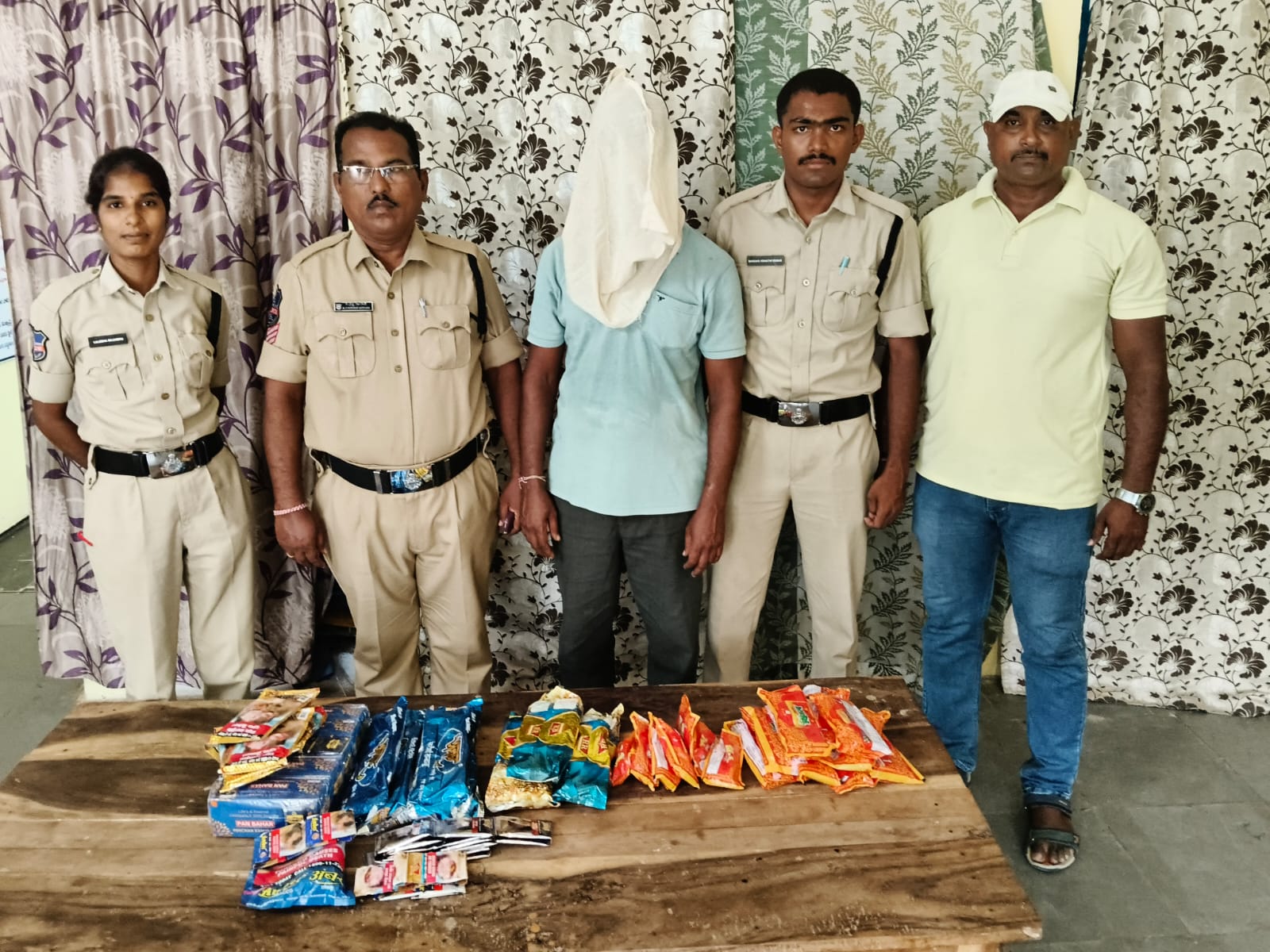 ప్రభుత్వ నిషేధిత టోబాకో పాకెట్ల పట్టివేత