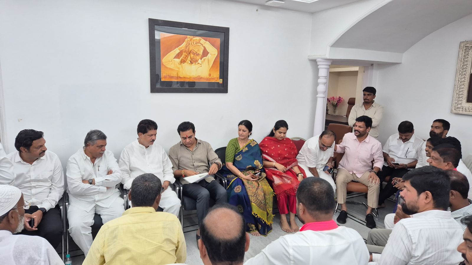 నంది నగర్ లోని కేటీఆర్ నివాసం వద్ద బి ఆర్ ఎస్ పార్టీ ముఖ్య నాయకులతో సమీక్ష సమావేశం