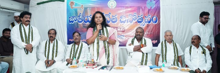 చేనేత సామాజిక ఆత్మగౌరవానికి చిహ్నంగా నిలుస్తుంది