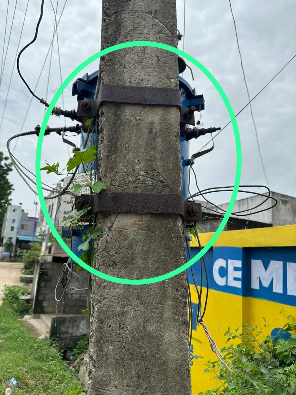 జనవాసం లో ప్రమాదకరంగా విద్యుత్ స్తంభం..