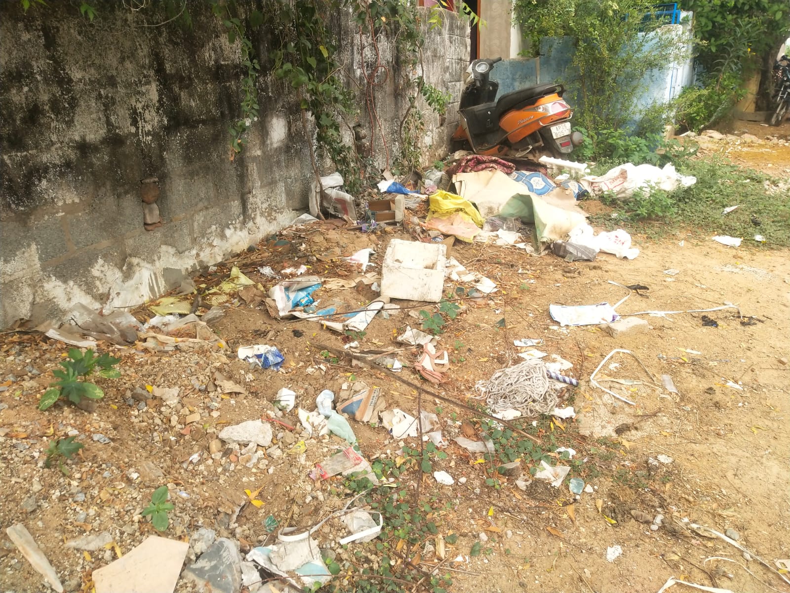సూళ్లూరుపేట పట్టణ సాయినగర్ ప్రాంతంలో పేరుకుపోయిన చెత్త. తొలగించని మున్సిసిపల్ సిబ్బంది.