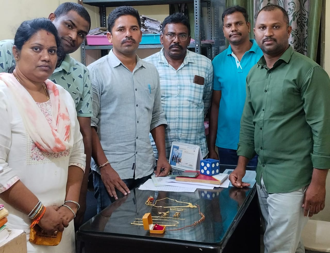 ఆరు తులాల బంగారు ఆభరణాలు బాధితురాలికి అప్పగింత