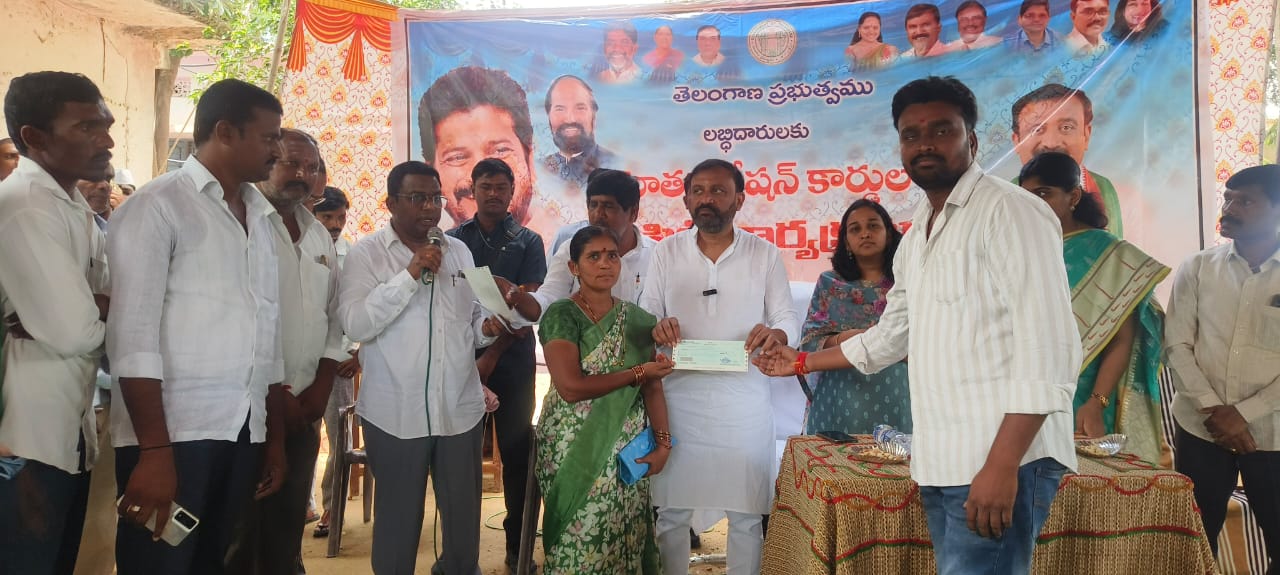 నూతన రేషన్ కార్డులు, కళ్యాణ లక్ష్మి చెక్కులను పంపిణీ చేసిన ఎమ్మెల్యే….