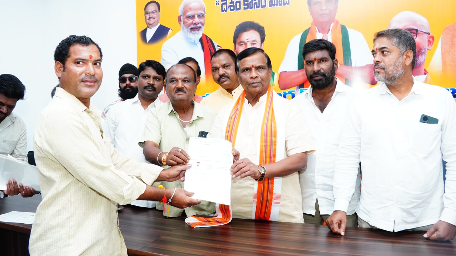 లబ్దిదారులకు సీఎంఆర్ఎఫ్ చెక్కులు పంపిణీ చేసిన ఎమ్మెల్యే..!